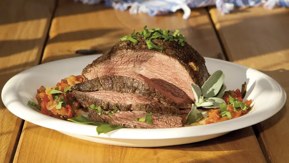 Anrichten eines Gerichtes mit Bisonbraten